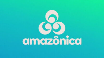Logotipo da Rede Amazônica, com um símbolo de três voltas circulares sobre a palavra "amazônica" em um fundo gradiente verde e azul