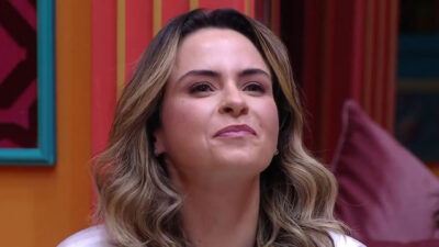 Ana Paula Renault com cabelos loiros ondulados e expressão serena durante participação no BBB no cenário da emissora