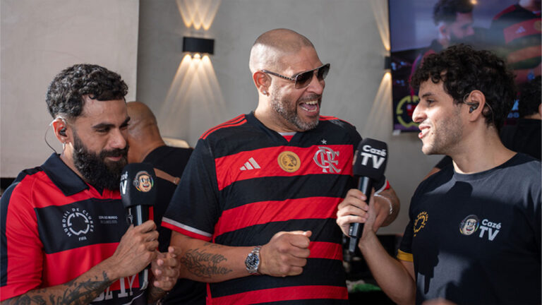 Adriano Imperador ri com camisa do Flamengo entre Bruno Maga e Gabriel Simões durante cobertura da CazéTV