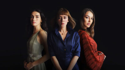 Cicek (Hazar Erguclu), Cemre (Demet Evgar) e Ruya (Dilan Cicek Deniz) posam lado a lado em foto de divulgação da novela Chamas do Destino