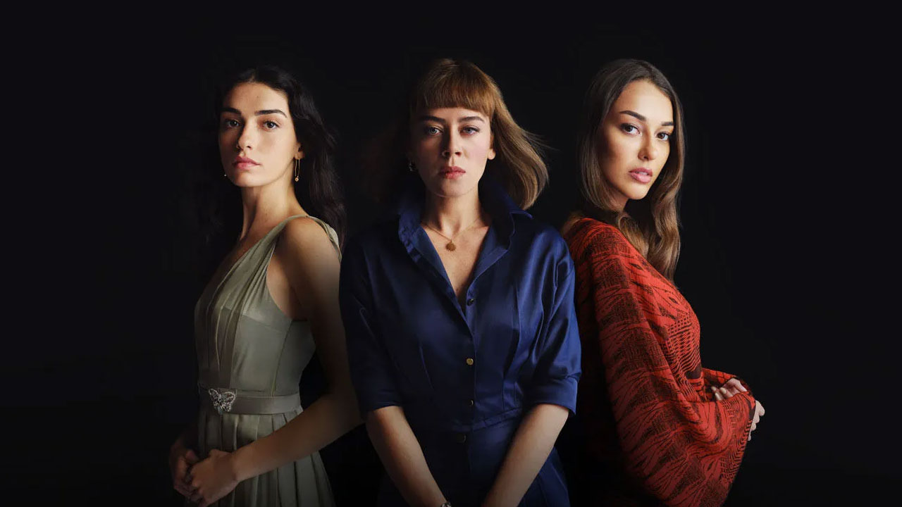 Cicek (Hazar Erguclu), Cemre (Demet Evgar) e Ruya (Dilan Cicek Deniz) posam lado a lado em foto de divulgação da novela Chamas do Destino
