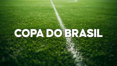 Logo da Copa do Brasil sobre o gramado de um campo de futebol, com a linha de marcação central