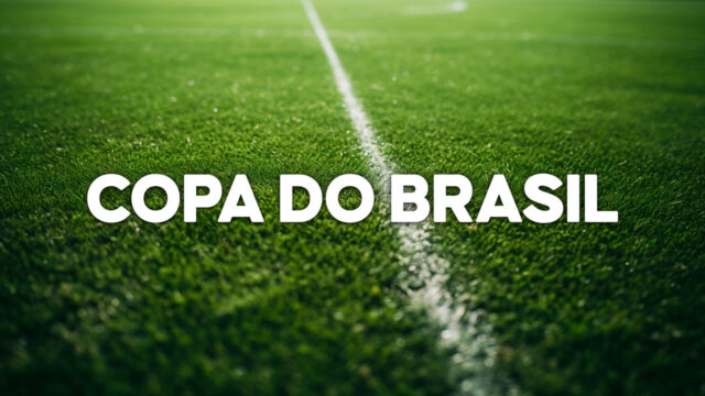 Logo da Copa do Brasil sobre o gramado de um campo de futebol, com a linha de marcação central