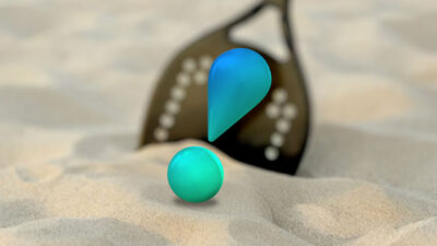 Logotipo da RedeTV! em arte de divulgação do Beach Tennis, com o símbolo da emissora na areia e uma raquete preta ao fundo desfocado