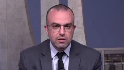 Daniel Rittner com terno e gravata durante comentário em estúdio da CNN Brasil