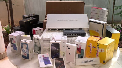 Caixas de celulares e outros eletrônicos apreendidos pela Receita Federal de Goiás e doados para a Agência Brasil Central em uma mesa