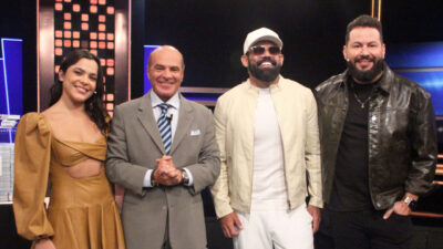 Emilly Araújo, Marcelo de Carvalho, Diego e Arnaldo sorrindo no palco do programa Mega Sonho da RedeTV