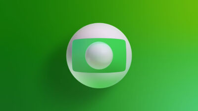 Esfera branca 3D com a marca da TV Globo no centro sobre fundo verde degradê em vinheta das transmissões de futebol da emissora