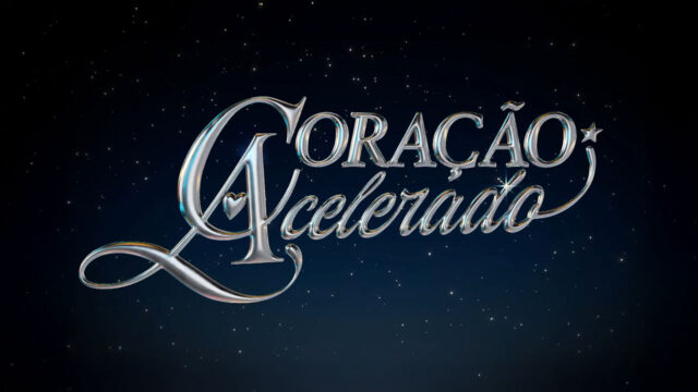 Logotipo da novela Coração Acelerado em letras metálicas prateadas e cursivas com detalhes de coração e estrela sobre fundo azul escuro