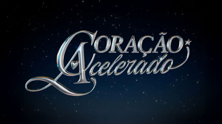 Logotipo da novela Coração Acelerado em letras metálicas prateadas e cursivas com detalhes de coração e estrela sobre fundo azul escuro