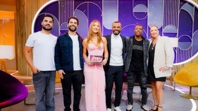 Lucas Guedez, Duda Nagle, Virginia Fonseca, Alexandre Pires, Amaral e Margareth Serrão sorriem juntos no palco do Sabadou no SBT