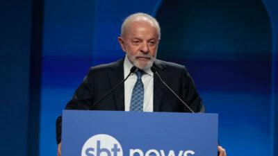 O presidente Luiz Inácio Lula da Silva discursa no púlpito do SBT News durante o evento de lançamento do novo canal de notícias