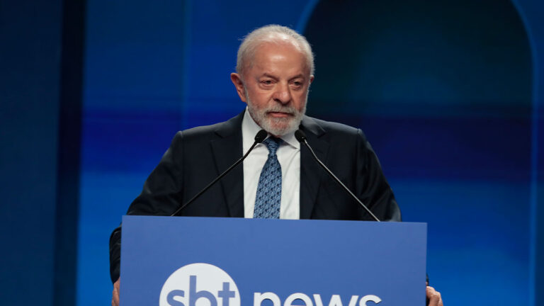 O presidente Luiz Inácio Lula da Silva discursa no púlpito do SBT News durante o evento de lançamento do novo canal de notícias