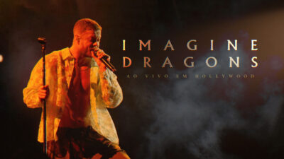 Dan Reynolds canta ao microfone ao lado do título Imagine Dragons Ao Vivo em Hollywood no especial da banda que será exibido pela Record
