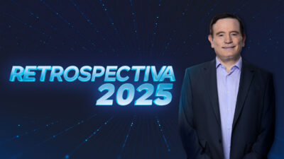Roberto Cabrini sorri usando terno escuro ao lado do título Retrospectiva 2025 em arte promocional do jornalismo da Record