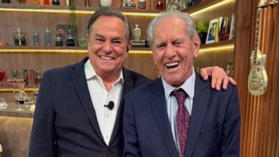 Ronnie Von ao lado de Joseval Peixoto sorrindo no estúdio do Companhia Certa da RedeTV!