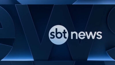 Logotipo do SBT News branco sobre fundo azul escuro com grafismo da palavra News em relevo compondo a identidade visual do canal