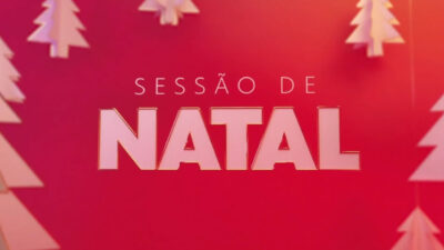 Logotipo da Sessão de Natal da TV Globo com letras brancas em fundo vermelho decorado com silhuetas de árvores de pinheiro