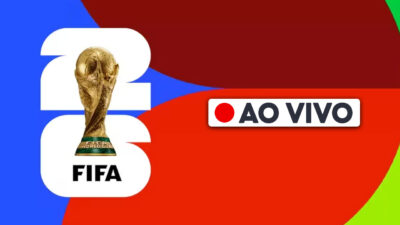 Taça dourada da Copa do Mundo da Fifa sobre base verde, logotipo Fifa e selo Ao Vivo em fundo vermelho, verde e azul