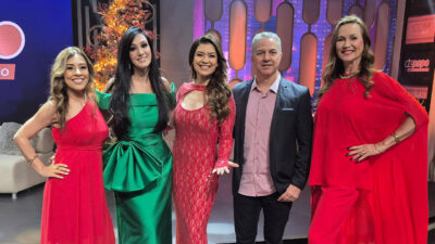 Ana Paula, Marina Elali, Amanda Françozo, padre Camilo Júnior e Adriana Colin sorriem no cenário do De Papo com Amanda Françozo na TV Aparecida