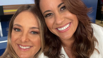 Ticiane Pinheiro e Renata Alves sorriem abraçadas em selfie nos bastidores do programa Hoje em Dia durante gravação nos estúdios da Record