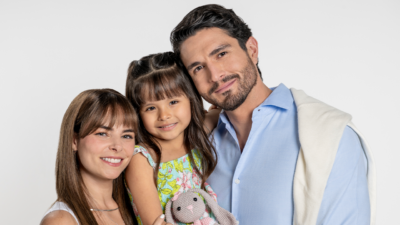 Isabella (Alejandra Robles Gil), Valentina (Almudena Lopez) e Eugênio (Chris Pazcal) sorridentes em foto promocional de Presente de Amor
