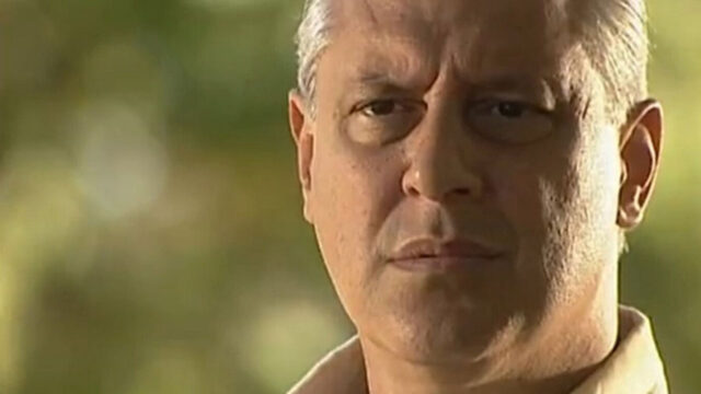 Antonio Fagundes como Bruno Mezenga com olhar sério e fixo em cena da novela O Rei do Gado em ambiente rural iluminado