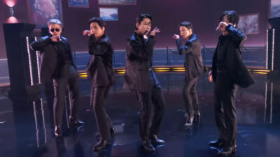 Integrantes do BTS se apresentam no Grammy 2022 com ternos pretos em coreografia no palco com iluminação cênica