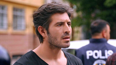 Cihangir Ceyhan como Omer olha para o lado com expressão de preocupação em cena da novela Chamas do Destino