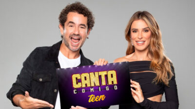 Felipe Andreoli e Rafa Brites sorridentes seguram placa do programa Canta Comigo Teen da Record em foto de divulgação