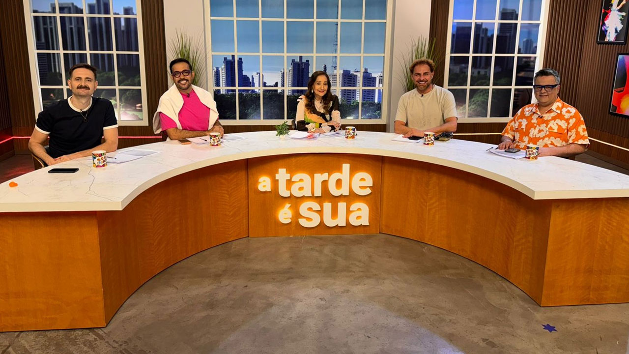 Gabriel Perline, Thiago Sodré, Sonia Abrão, Daniel Atalla e Vladimir Alves sorriem na bancada do novo cenário do programa A Tarde é Sua