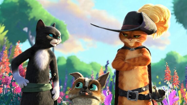 Gato de Botas de braços cruzados ao lado de Kitty Pata-Mansa e do cão Perrito em um campo florido sob céu claro durante cena da animação da DreamWorks