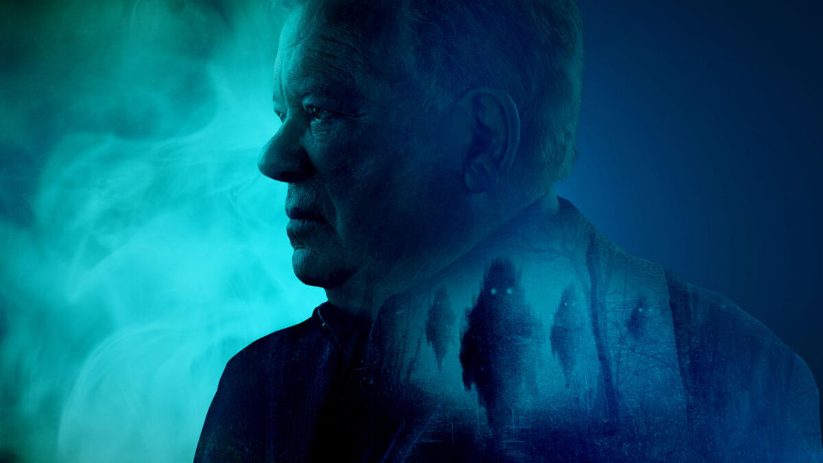 William Shatner aparece de perfil em foto promocional do programa Inexplicável do History com fumaça verde e sombras misteriosas