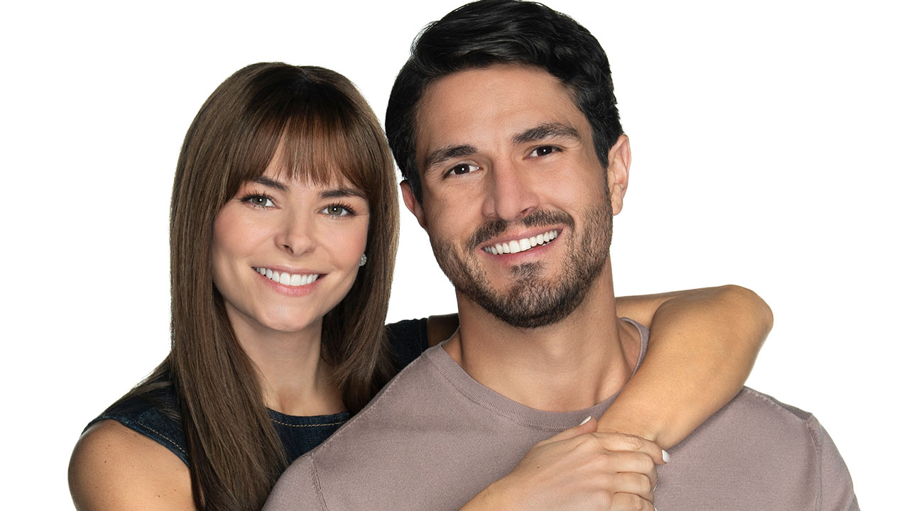 Isabella (Alejandra Robles Gil) de franja e Eugênio (Chris Pazcal) sorriem abraçados em foto promocional de Presente de Amor