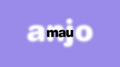 Logotipo da novela Anjo Mau com a palavra anjo em branco com efeito de brilho e a palavra mau em preto sobre fundo roxo claro