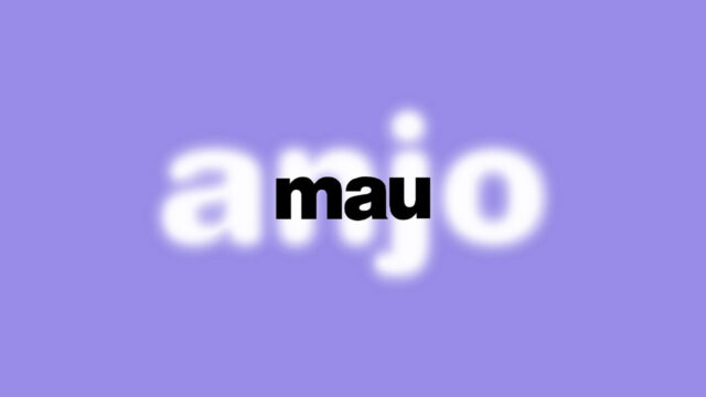 Logotipo da novela Anjo Mau com a palavra anjo em branco com efeito de brilho e a palavra mau em preto sobre fundo roxo claro