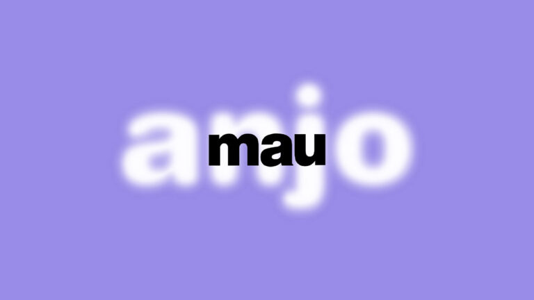 Logotipo da novela Anjo Mau com a palavra anjo em branco com efeito de brilho e a palavra mau em preto sobre fundo roxo claro