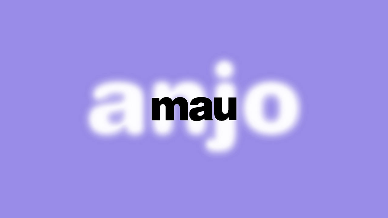 Logotipo da novela Anjo Mau com a palavra anjo em branco com efeito de brilho e a palavra mau em preto sobre fundo roxo claro