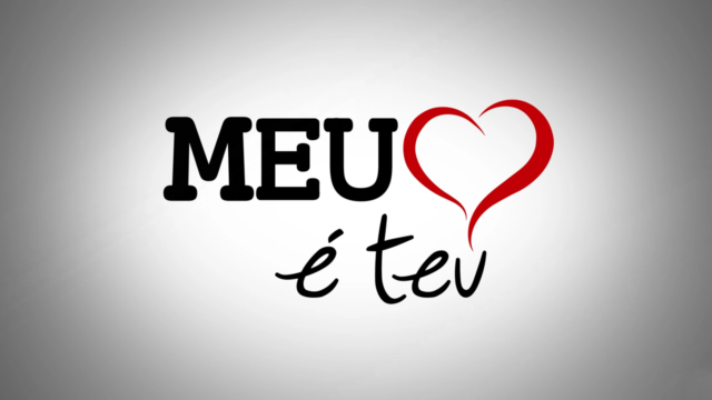 Logotipo da novela Meu Coração é Teu com a palavra MEU em letras pretas garrafais ao lado de um coração vermelho vazado sobre a frase é teu escrita em cursiva
