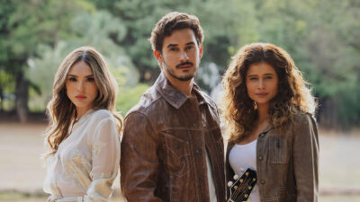 Isabelle Drummond, Filipe Bragança e Isadora Cruz posam sérios como os protagonistas da novela Coração Acelerado