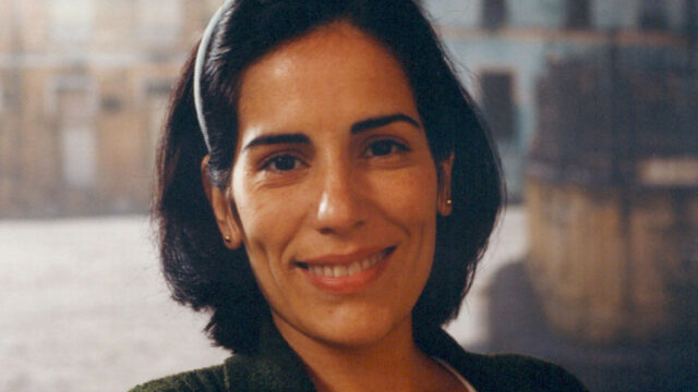 Glória Pires sorri com tiara branca e cabelos curtos como a protagonista Nice em cena da novela Anjo Mau