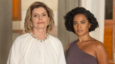 Odete Roitman (Debora Bloch) e Maria de Fátima (Bella Campos) lado a lado em ambiente interno em cena do remake da novela Vale Tudo