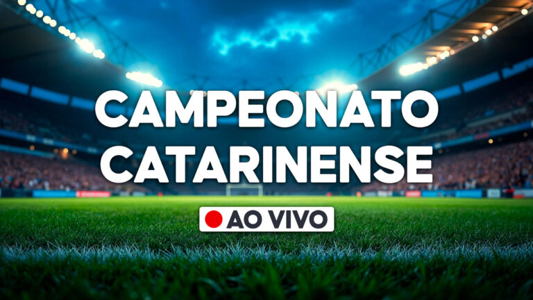 Gráfico com a frase Campeonato Catarinense e selo ao vivo sobre imagem de estádio de futebol iluminado com gramado em destaque