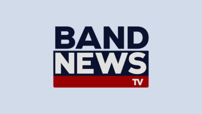 Logotipo do canal BandNews TV com as palavras Band em azul escuro e News em branco sobre faixas azul e vermelha em fundo claro