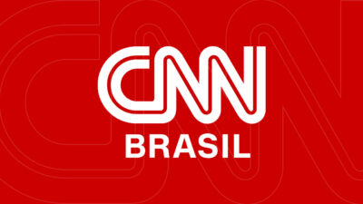 Logotipo da CNN Brasil em branco sobre fundo vermelho ilustra a grade de programação do canal de notícias da TV por assinatura