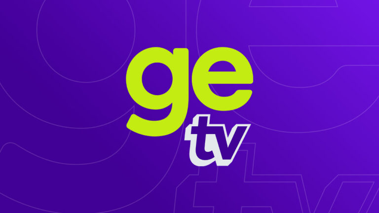 Logotipo da GE TV com as letras GE em verde limão e a sigla TV em branco com contorno azul inseridos em um fundo roxo vibrante estilizado