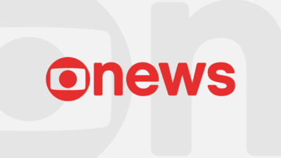 Logotipo da GloboNews em vermelho sobre fundo cinza ilustra a grade de programação do canal de notícias da TV por assinatura