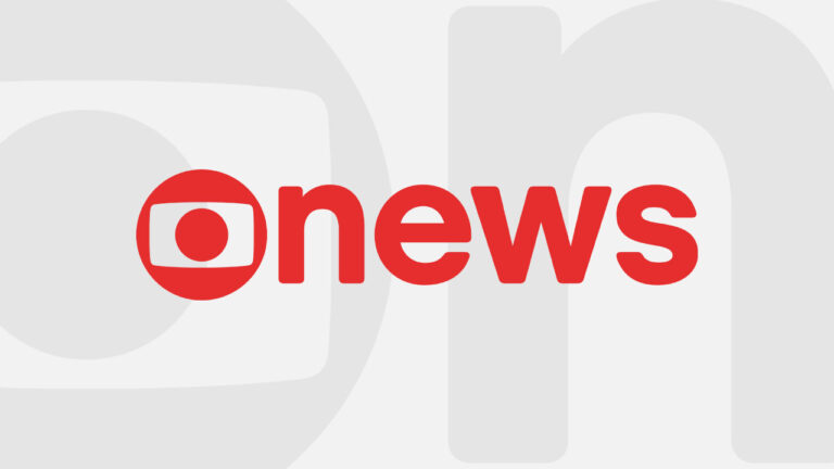 Logotipo da GloboNews em vermelho sobre fundo cinza ilustra a grade de programação do canal de notícias da TV por assinatura