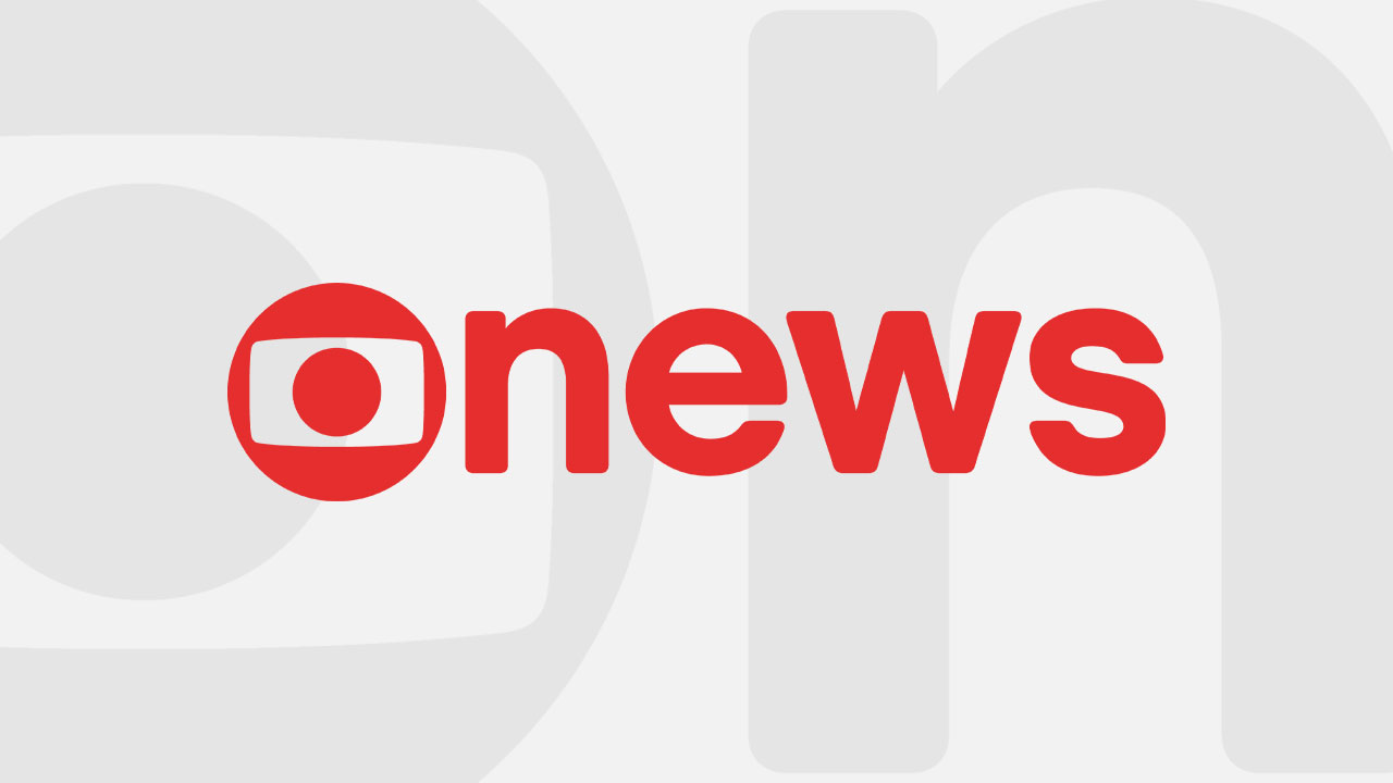 Logotipo da GloboNews em vermelho sobre fundo cinza ilustra a grade de programação do canal de notícias da TV por assinatura