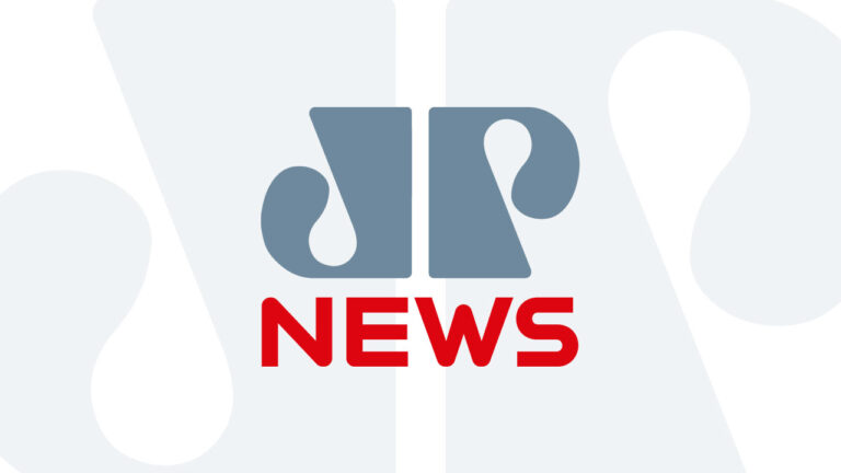 Logotipo do canal Jovem Pan News com as letras JP em cinza e a palavra News em vermelho sobre um fundo branco estilizado